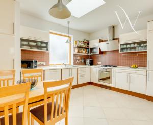 SENEC – NA PREDAJ EXKLUZÍVNY 3 + 1 PODKROVNÝ  BYT  – JEDINEČNÝ PRIESTOR NA PEŠEJ ZÓNE.