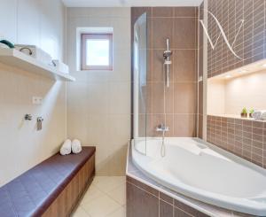 SENEC – NA PREDAJ EXKLUZÍVNY 3 + 1 PODKROVNÝ  BYT  – JEDINEČNÝ PRIESTOR NA PEŠEJ ZÓNE.