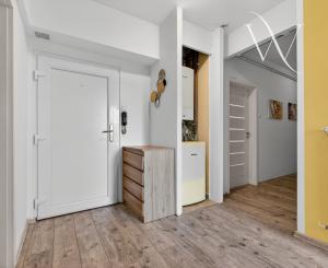 Priestranný 4-izbový byt so záhradou, garážou, pivnicou, šatníkom vo výbornej lokalite priamo v Senci na predaj
