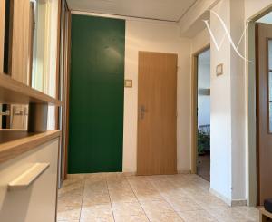 Na predaj 2,5-izbový byt s balkónom a záhradkou - Záriečie
