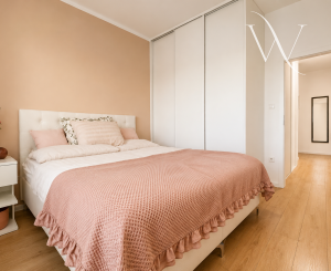Na predaj moderný 2-izbový byt so záhradou a vlastným parkovacím miestom v tichej lokalite širšieho centra mesta Senec