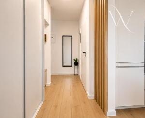 Na predaj moderný 2-izbový byt so záhradou a vlastným parkovacím miestom v tichej lokalite širšieho centra mesta Senec