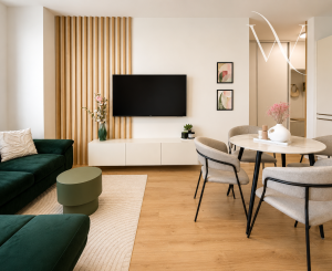 Na predaj moderný 2-izbový byt so záhradou a vlastným parkovacím miestom v tichej lokalite širšieho centra mesta Senec