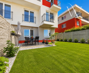 Na predaj moderný 2-izbový byt so záhradou a vlastným parkovacím miestom v tichej lokalite širšieho centra mesta Senec
