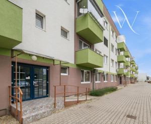 NA PREDAJ! Veľký 2-izbový byt s parkovacím státím v Hrubej Borši
