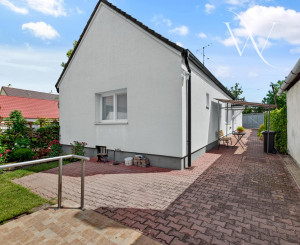 NA PREDAJ! Zrekonštruovaný 2,5-izbový rodinný dom vo Veľkom Grobe