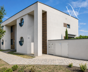 Na predaj výnimočný 3-izbový byt s 94 m² predzáhradkou, parkovaním a možnosťou dvoch garáží v Dunajskej Strede