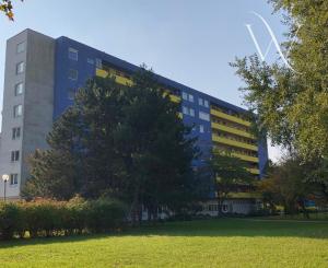Na PRENÁJOM slnečný 1 izbový byt (44 m2) s veľkým  balkónom, Bratislava Petržalka