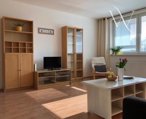 Na PRENÁJOM slnečný 1 izbový byt (44 m2) s veľkým  balkónom, Bratislava Petržalka
