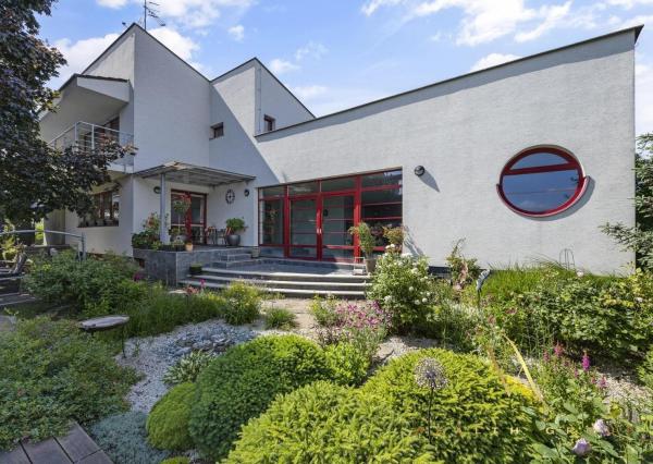 • VIDEO •  5 izbový luxusný rodinný dom v Senci na predaj, s bazénom a v centre mesta