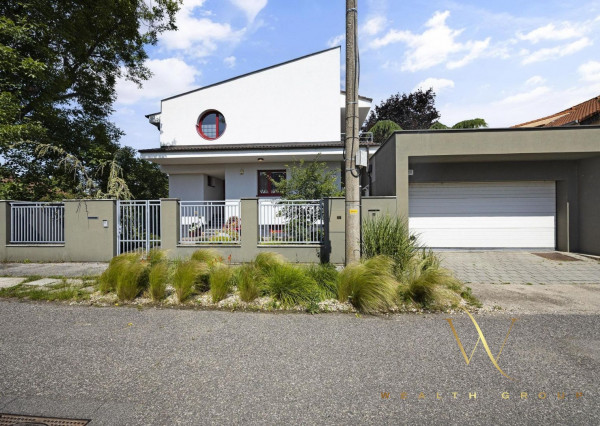 • VIDEO •  5 izbový luxusný rodinný dom v Senci na predaj, s bazénom a v centre mesta