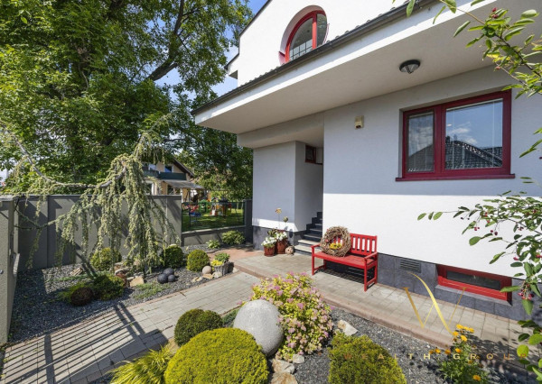 • VIDEO •  5 izbový luxusný rodinný dom v Senci na predaj, s bazénom a v centre mesta