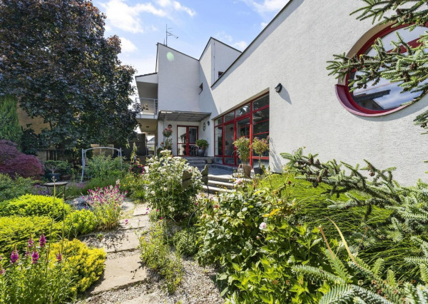 • VIDEO •  5 izbový luxusný rodinný dom v Senci na predaj, s bazénom a v centre mesta