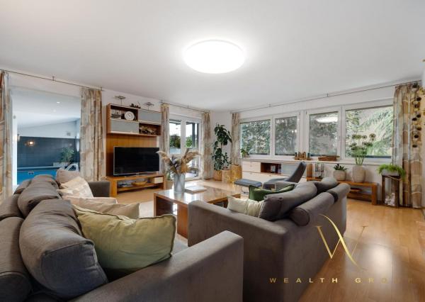 • VIDEO •  5 izbový luxusný rodinný dom v Senci na predaj, s bazénom a v centre mesta