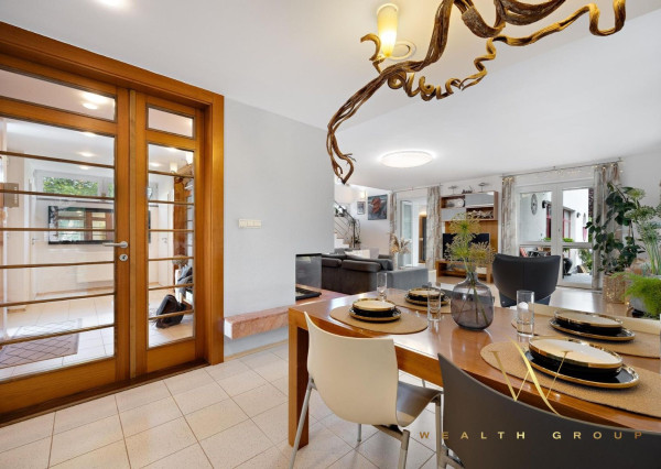 • VIDEO •  5 izbový luxusný rodinný dom v Senci na predaj, s bazénom a v centre mesta