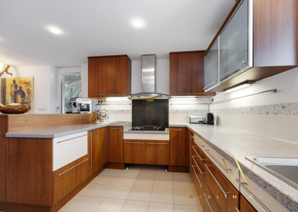 • VIDEO •  5 izbový luxusný rodinný dom v Senci na predaj, s bazénom a v centre mesta