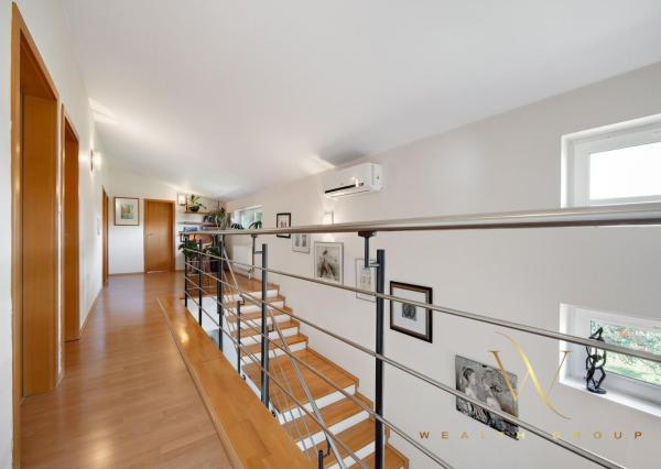 • VIDEO •  5 izbový luxusný rodinný dom v Senci na predaj, s bazénom a v centre mesta