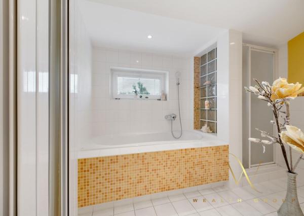 • VIDEO •  5 izbový luxusný rodinný dom v Senci na predaj, s bazénom a v centre mesta