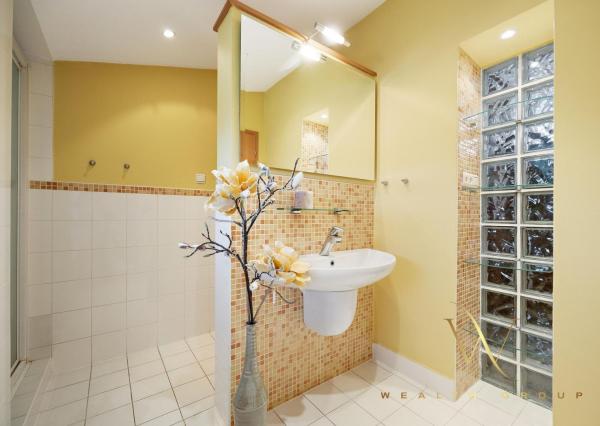 • VIDEO •  5 izbový luxusný rodinný dom v Senci na predaj, s bazénom a v centre mesta