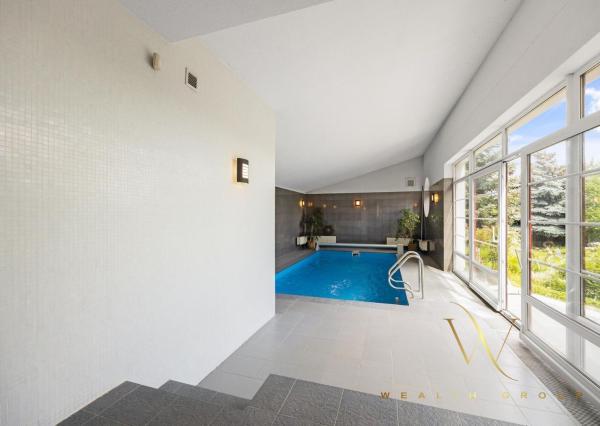 • VIDEO •  5 izbový luxusný rodinný dom v Senci na predaj, s bazénom a v centre mesta