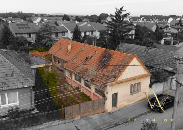 REZERVOVANÉ Pozemok so starším rodinným domom priamo v centre mesta Senec na predaj