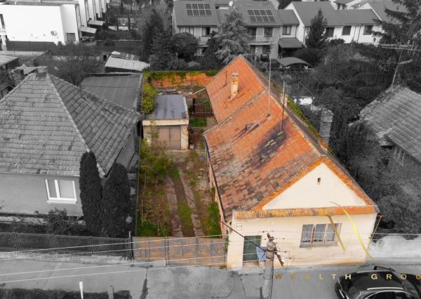 REZERVOVANÉ Pozemok so starším rodinným domom priamo v centre mesta Senec na predaj