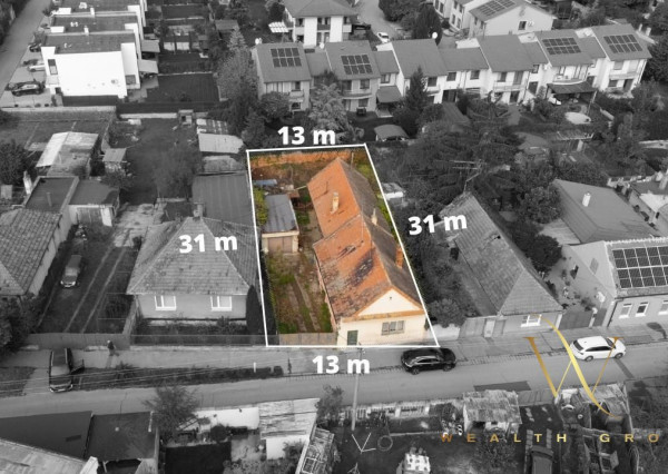 REZERVOVANÉ Pozemok so starším rodinným domom priamo v centre mesta Senec na predaj