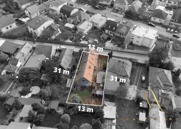 REZERVOVANÉ Pozemok so starším rodinným domom priamo v centre mesta Senec na predaj