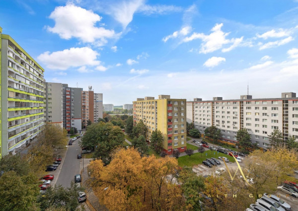 Priestranný veľkometrážny 3-izbový byt po kompletnej rekonštrukcii na predaj, Vigľašská ulica-Petržalka