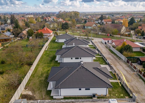 Kvetoslavov, okr. DS – na predaj samostatná NOVOSTAVBA 4 izbového, tehlového RD – bungalov v súkromnej ulici, len 15 min. od Bratislavy