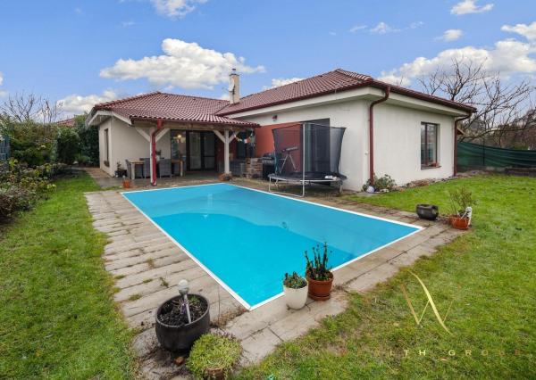 PREDANÝ - Wealth Group ponúka exkluzívne na predaj 4 izbový rodinný dom s bazénom, Kráľova pri Senci, časť Bodov