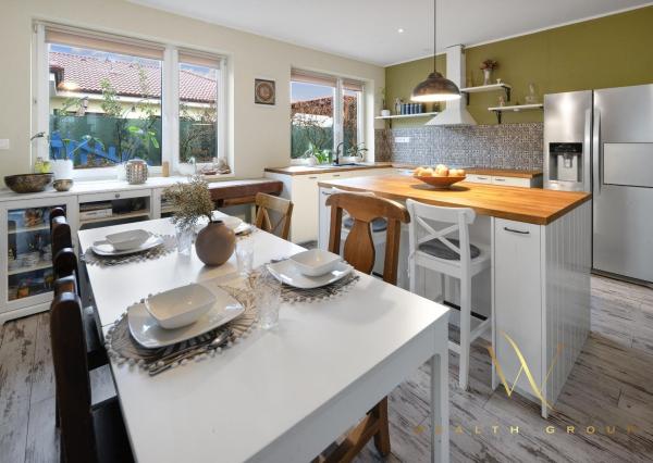 PREDANÝ - Wealth Group ponúka exkluzívne na predaj 4 izbový rodinný dom s bazénom, Kráľova pri Senci, časť Bodov