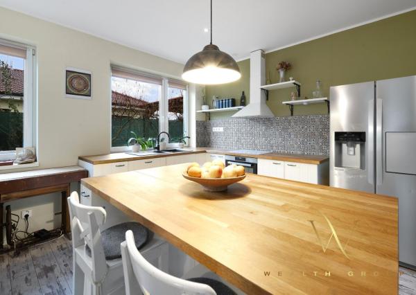 PREDANÝ - Wealth Group ponúka exkluzívne na predaj 4 izbový rodinný dom s bazénom, Kráľova pri Senci, časť Bodov