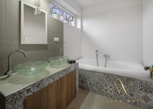 PREDANÝ - Wealth Group ponúka exkluzívne na predaj 4 izbový rodinný dom s bazénom, Kráľova pri Senci, časť Bodov