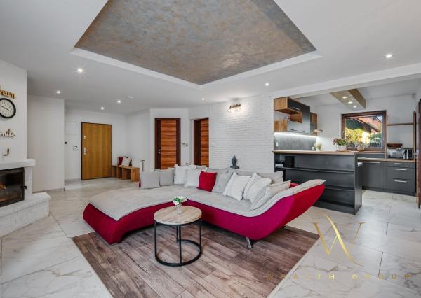 Wealth Group ponúka exkluzívne na predaj 4 - izbový tehlový byt v Senci s dvoma parkovacími státiami, v blízkosti školy a škôlky, s vlastným kúrením, kompletne zariadený s pozemkom 49 m2