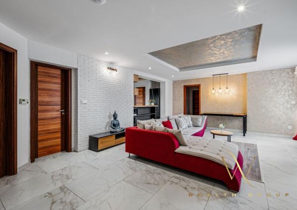 Wealth Group ponúka exkluzívne na predaj 4 - izbový tehlový byt v Senci s dvoma parkovacími státiami, v blízkosti školy a škôlky, s vlastným kúrením, kompletne zariadený s pozemkom 49 m2