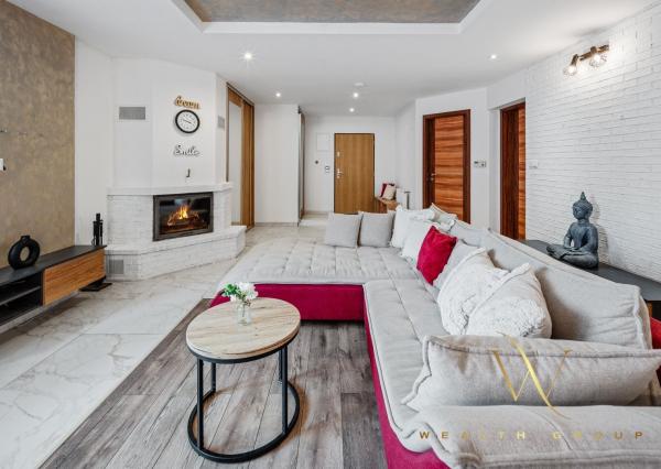 Wealth Group ponúka exkluzívne na predaj 4 - izbový tehlový byt v Senci s dvoma parkovacími státiami, v blízkosti školy a škôlky, s vlastným kúrením, kompletne zariadený s pozemkom 49 m2