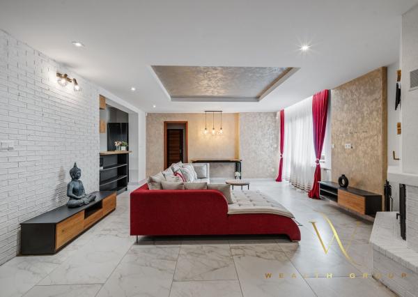 Wealth Group ponúka exkluzívne na predaj 4 - izbový tehlový byt v Senci s dvoma parkovacími státiami, v blízkosti školy a škôlky, s vlastným kúrením, kompletne zariadený s pozemkom 49 m2