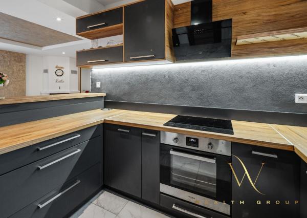 Wealth Group ponúka exkluzívne na predaj 4 - izbový tehlový byt v Senci s dvoma parkovacími státiami, v blízkosti školy a škôlky, s vlastným kúrením, kompletne zariadený s pozemkom 49 m2