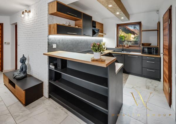 Wealth Group ponúka exkluzívne na predaj 4 - izbový tehlový byt v Senci s dvoma parkovacími státiami, v blízkosti školy a škôlky, s vlastným kúrením, kompletne zariadený s pozemkom 49 m2