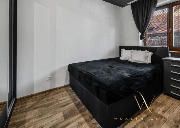 Wealth Group ponúka exkluzívne na predaj 4 - izbový tehlový byt v Senci s dvoma parkovacími státiami, v blízkosti školy a škôlky, s vlastným kúrením, kompletne zariadený s pozemkom 49 m2