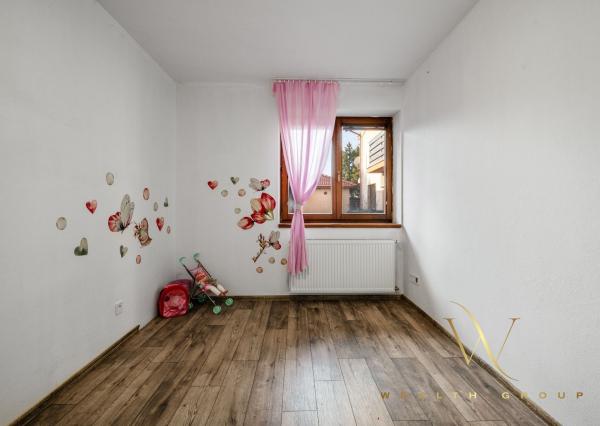 Wealth Group ponúka exkluzívne na predaj 4 - izbový tehlový byt v Senci s dvoma parkovacími státiami, v blízkosti školy a škôlky, s vlastným kúrením, kompletne zariadený s pozemkom 49 m2