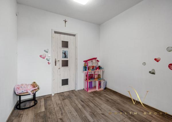 Wealth Group ponúka exkluzívne na predaj 4 - izbový tehlový byt v Senci s dvoma parkovacími státiami, v blízkosti školy a škôlky, s vlastným kúrením, kompletne zariadený s pozemkom 49 m2