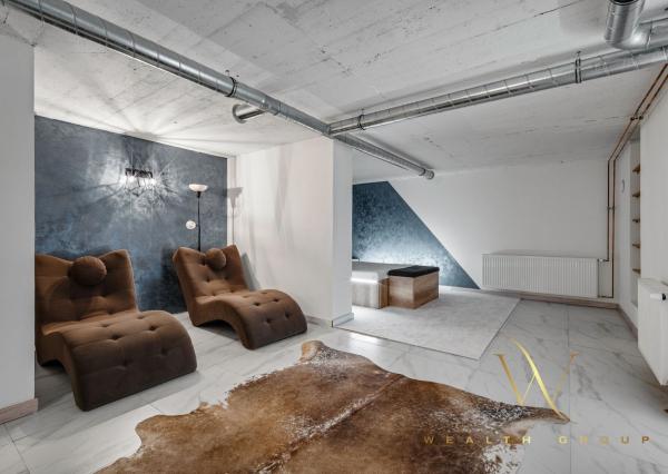 Wealth Group ponúka exkluzívne na predaj 4 - izbový tehlový byt v Senci s dvoma parkovacími státiami, v blízkosti školy a škôlky, s vlastným kúrením, kompletne zariadený s pozemkom 49 m2