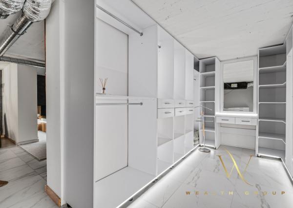 Wealth Group ponúka exkluzívne na predaj 4 - izbový tehlový byt v Senci s dvoma parkovacími státiami, v blízkosti školy a škôlky, s vlastným kúrením, kompletne zariadený s pozemkom 49 m2