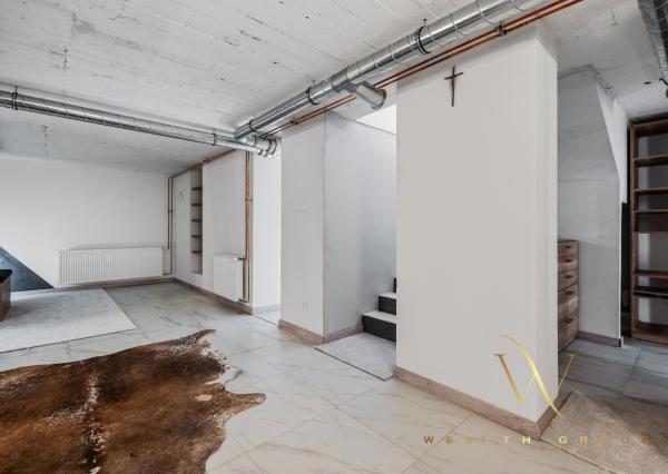 Wealth Group ponúka exkluzívne na predaj 4 - izbový tehlový byt v Senci s dvoma parkovacími státiami, v blízkosti školy a škôlky, s vlastným kúrením, kompletne zariadený s pozemkom 49 m2