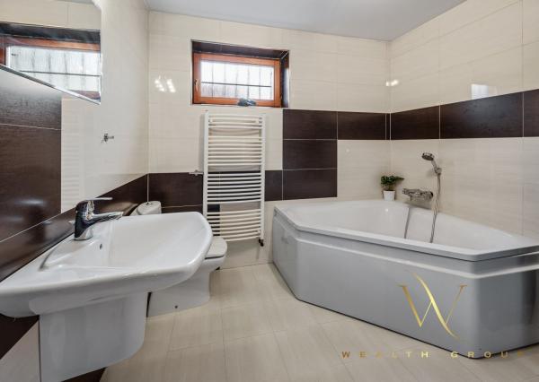 Wealth Group ponúka exkluzívne na predaj 4 - izbový tehlový byt v Senci s dvoma parkovacími státiami, v blízkosti školy a škôlky, s vlastným kúrením, kompletne zariadený s pozemkom 49 m2