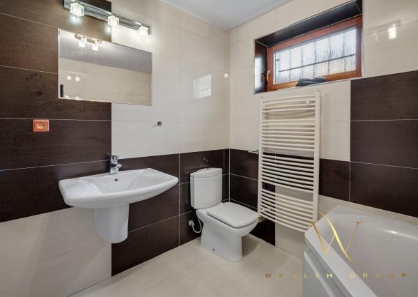 Wealth Group ponúka exkluzívne na predaj 4 - izbový tehlový byt v Senci s dvoma parkovacími státiami, v blízkosti školy a škôlky, s vlastným kúrením, kompletne zariadený s pozemkom 49 m2