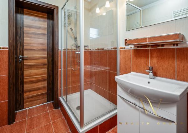 Wealth Group ponúka exkluzívne na predaj 4 - izbový tehlový byt v Senci s dvoma parkovacími státiami, v blízkosti školy a škôlky, s vlastným kúrením, kompletne zariadený s pozemkom 49 m2