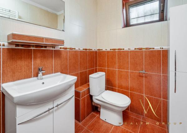 Wealth Group ponúka exkluzívne na predaj 4 - izbový tehlový byt v Senci s dvoma parkovacími státiami, v blízkosti školy a škôlky, s vlastným kúrením, kompletne zariadený s pozemkom 49 m2